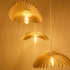 3 eingeschaltete Designleuchten aus Holz gezoomt