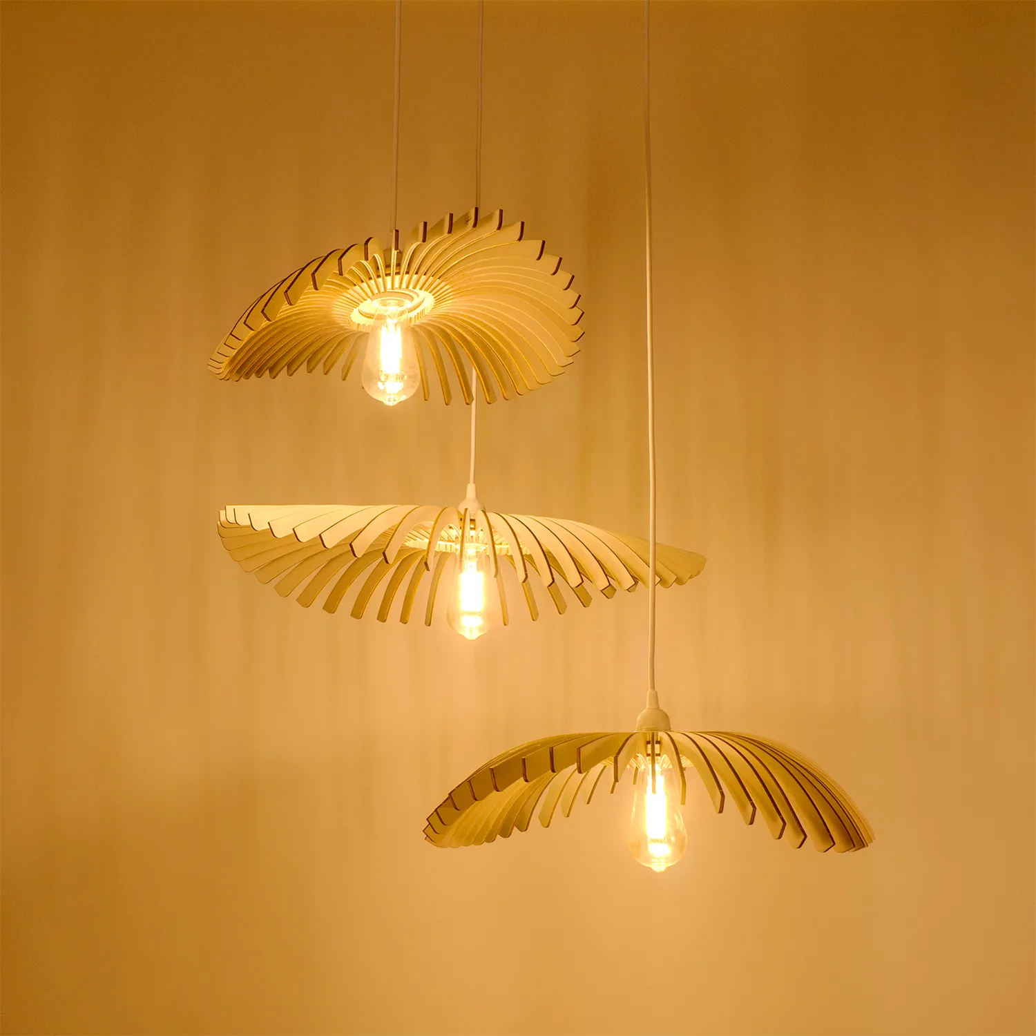 3 eingeschaltete Designerleuchten aus Holz hübsch