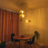 3 Designleuchten aus Holz eingeschaltet Esszimmer Abend