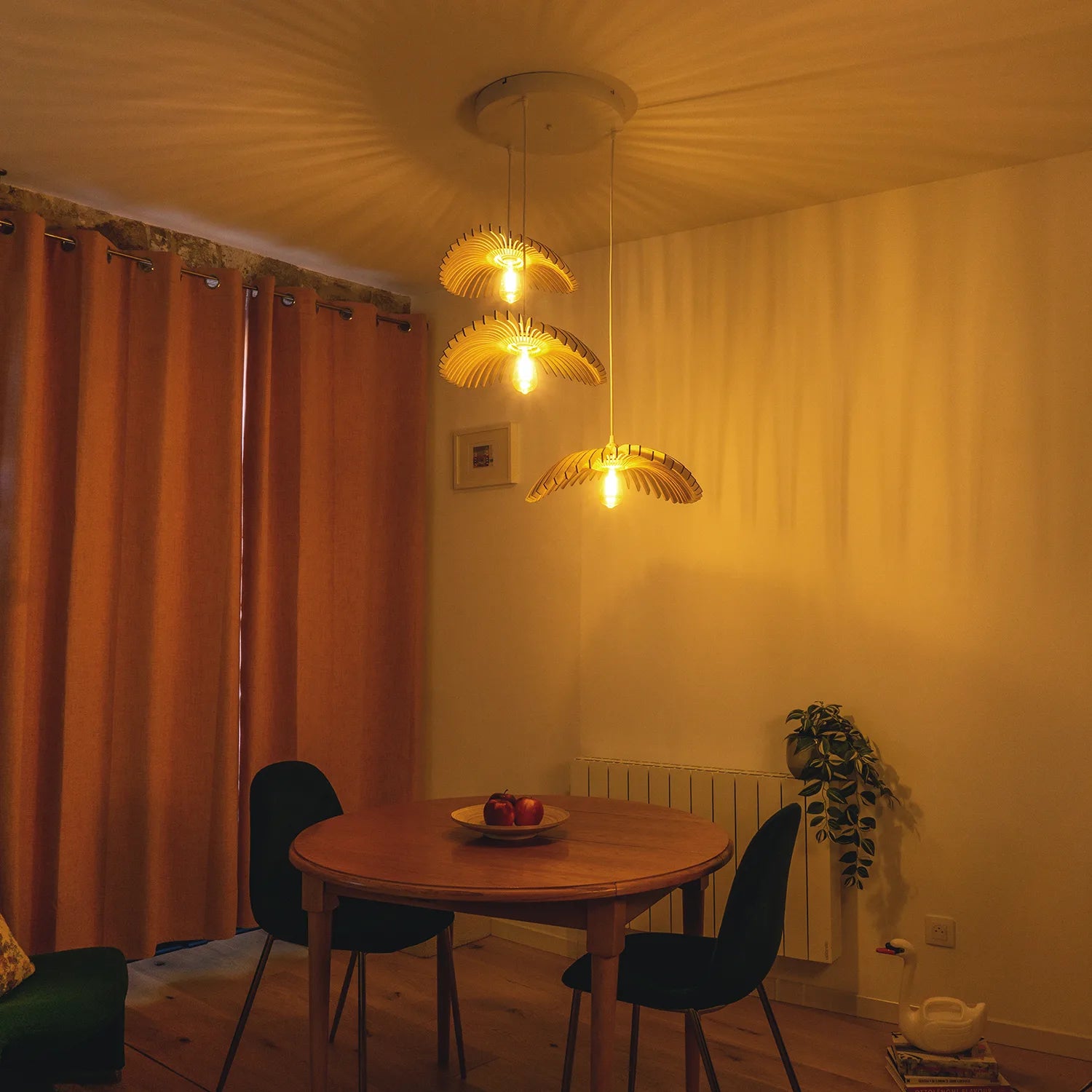3 Designleuchten aus Holz eingeschaltet Esszimmer Abend